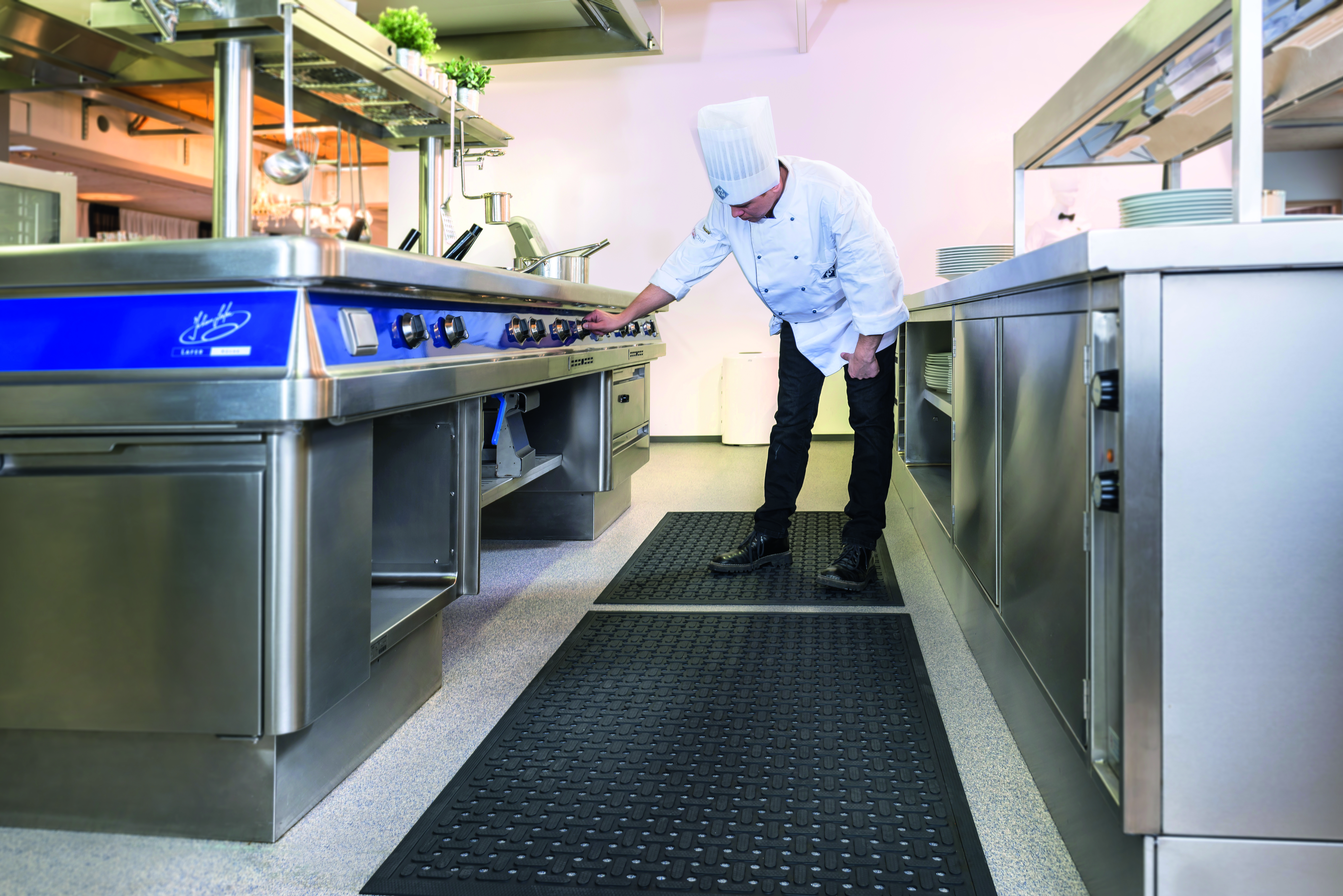 zwei schwarze Gummimatten in einer Gastro-Küche
